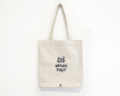 Bolsa de tela (tote Bag) blanca natural de la colección Nature first - Ilustración original con un diseño minimalista de cangrejo de arena - Elaborada bajo etiqueta de Comercio Justo y algodón orgánico reciclado. Dibujos de la naturaleza para la moda sostenible. Hecho en España.